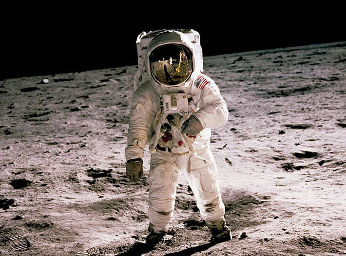 1969.07 アメリカ合衆国がアポロ11号の月面着陸を達成ニール・アームストロングが人類初の月面歩行