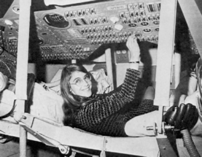 アポロ司令船のシミュレーターに座るマーガレット・ハミルトン。画像提供: NASA